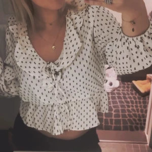 Supersöt prickig blus🥰 - Storlek L men skulle mer säga M eller S🤗köpt i New york på old navy