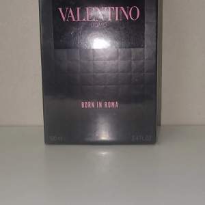 Säljer en lyxig parfym från Valentino, 'Uomo Born in Roma'. Den kommer i en elegant svart förpackning med rosa text. Flaskan innehåller 100 ml av denna fantastiska doft. Perfekt för den som vill ha en sofistikerad och modern stil. Helt ny och oöppnad