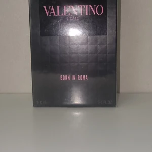 Valentino Uomo Born in Roma - Säljer en lyxig parfym från Valentino, 'Uomo Born in Roma'. Den kommer i en elegant svart förpackning med rosa text. Flaskan innehåller 100 ml av denna fantastiska doft. Perfekt för den som vill ha en sofistikerad och modern stil. Helt ny och oöppnad