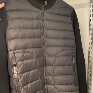 Moncler Cardigan  - Sjukt fett Moncler cardigan NFC-skan funkar och QR kod såklart. Det är bara att fråga om det är något du undrar Mvh Kevin!