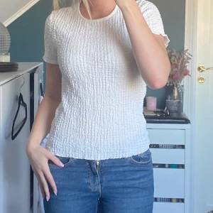 Zara tröja - Helt oanvänd ribbat tröja från Zara💗Den har lite smink inuti urringningen men inget som syns (och går säkert bort i tvätten) Prislappen är kvar!