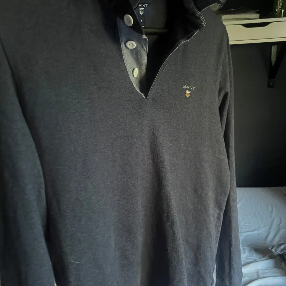 Jätteskön piké från Gant. Redo för den som vill bygga tvärfeta outfits i höst🤑Nypris: 1099kr. Paidat.