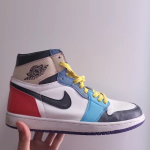 Jordan 1 highs "lightbulb" - Fick de i present och säljer de pga att det är inte min stil längre och att de inte passar. Det är otroligt billigt pris för dessa skor.