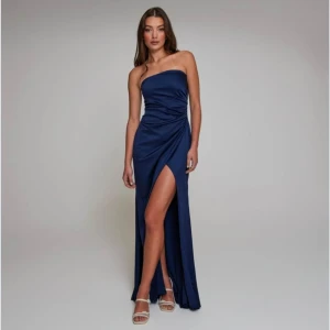 Balklänning - Säljer min klänning perfekt till bal/fest/bröllop💓 Endasg använd en gång, inga defekter. Strlk 32🫶🏼