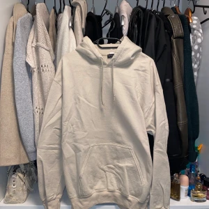 beige hoodie - beige hoodie från prettylittlething. väl använd, men går fortfarande att bära! 