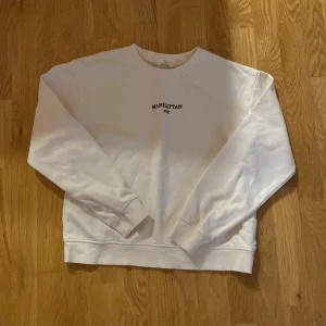 tjocktröja beige - jättefin beige tjocktröja, passar perfekt till hösten & vintern. Sitter fint på. Manhattan NYC print.  Mycket bra skick! 💕💕