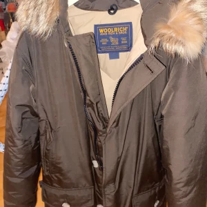 WOOLRICH vinterjacka  - I nytt skick, inga defekter. Värd jättemycket nu runt 9000kr men köpte för några år sedan. Pris kan diskuteras! Helt äkta