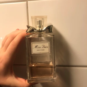 Miss dior parfym  - Ungefär 1/3 kvar, luktar väldigt gott enligt mig! 
