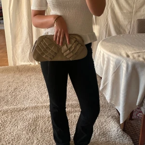 Beige liten väska - Bra skick, vintage med volanger och inte äkta skinn.