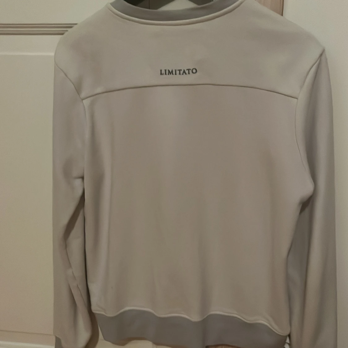 Beige tröja med fototryck från Limitato - 91