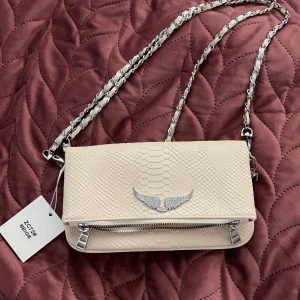 F@KE Zadig väska - Säljer min as snygga beiga F⚠️KE väska. 