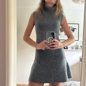 Zara stickad klänning - Grå stickad klänning från Zara! Perfekt nu till hösten med ett par strumpbyxor också. Finns inte att köpa längre. Inte stickig. 