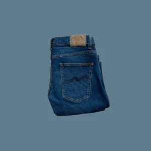 Nudie Jeans ”Lean Dean” - Säljer ett par feta blå Nudie Jeans | passformen är slimfit | storleken är 32/34 (W/L) | byxorna har en skön tvätt och nästan helt nya (9/10) | nypris är ungefär 1600 kr, vårt pris 399 kr | hör av dig vid frågor eller funderingar 💯