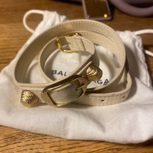 Balenciaga armband - Snyggaste balenciaga armbandet i nyskick! Säljer då det tyvärr ej kommer till användning ❤️‍🔥 dustbag medföljer