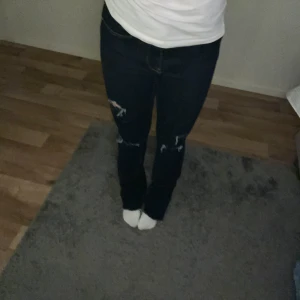 Mörkblå jeans med hål  - Säljer mina super snygga mörkblå jeans med hål💕 Dem är i jätte fint skick och passar perfekt till hösten! Bara att kontakta för fler frågor⭐️