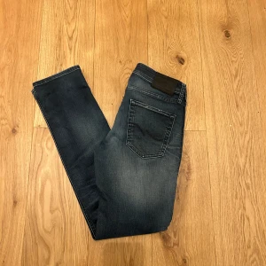 Jack and Jones - Jack and Jones Slim Glenn | Skick: 9.1/10 | Färg: Marinblå | Storlek: 30/32 | Pris: 299kr | Fraktar via PosNord eller InstaBox på köparens bekostnad! | Hör av er vid minsta fråga eller fundering! 