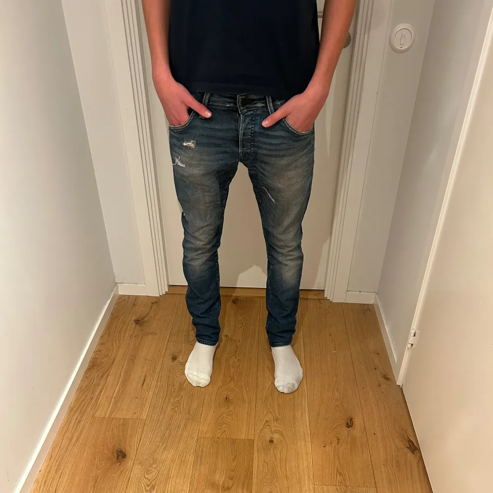 Jack and Jones Slim Glenn Jeans | Skick: 9.4/10 |  Färg: Blå | Storlek: 33/32 | Pris: 299kr | Fraktar via PostNord eller InstaBox på köparens bekostnad! | Hör av er vid minsta fråga eller fundering! . Jeans & Byxor.