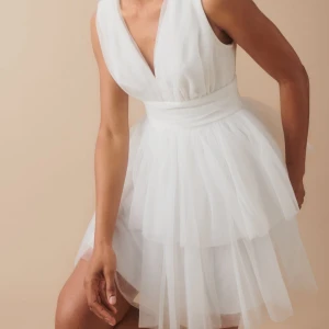 Studentklänning  - Säljer min jättefina studentklänning från iår. Jättefin på och sitter väldigt bra ! Endast använd en gång🩷