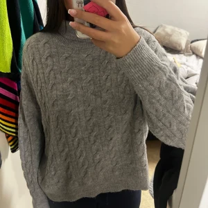 Stickad grå tröja - Stickad grå tröja från lager. Mysig och varm, säljer den för den inte kommer till användning längre. Perfekt nu till vintern