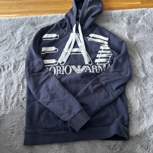Hoodie ea7 - Rent bra Hoodie har haft den runt 6 månader men inga fläckar eller nått sånt  Storlek S men om du behöver hjälp med storlek bara skriv till mig 