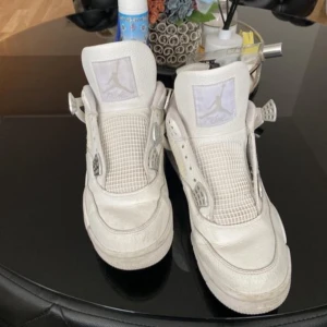 Jordan 4 Pure money  - Väldigt använda men inga skador kommer utan box det därför det säljs billigt knyt snörena kommer med de är bara av på dessa bilder
