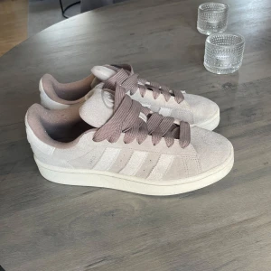 beiga adidas campus - säljer nu dessa campus i stores 41 1/3. använda ett fåtal gånger så i jättefint skick! 