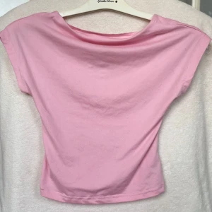 Rosa topp - Rosa topp med öppen rygg som är superfin till både fest och vardags!🩷