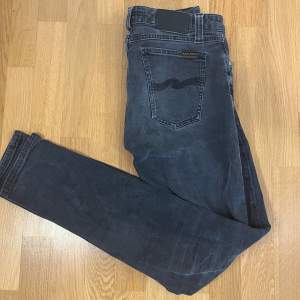 Säljer dessa feta nudie jeans i den populära modellen ”grim tim”. Storleken är W30 L32 och säljer pga att de är för små för mig. Skick 9/10. Pris är justerbart, nypris ca 1599kr