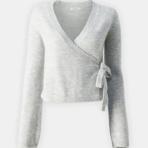 Byta eller Köpa? - Hej! SÄLJER ELLER BYTER MIN GRÅA SNYGGA TRÖJA💗 Den är i stl S och skulle kunna byta den mot en i samma färg eller svart i stl XS🥰 Annars skulle jag kunna sälja den till någon intresserad för ett bra pris. Tröjan är knappt använd då den var förstor☺️💗