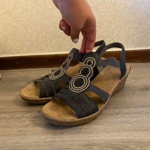 Sandaler - Finare sandaler med klack. Storlek 37, köparen står för frakten, hör av er vid frågor!
