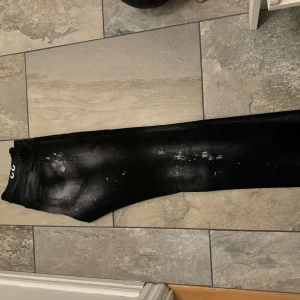 Dondup jeans - Hej! Säljer min killes svarta dondup jeans i storlek w33. Modellen är George skinny fit, dem är i väldigt bra skick. Köpt på United fashion, Om ni har frågor eller liknande så hör av er😁