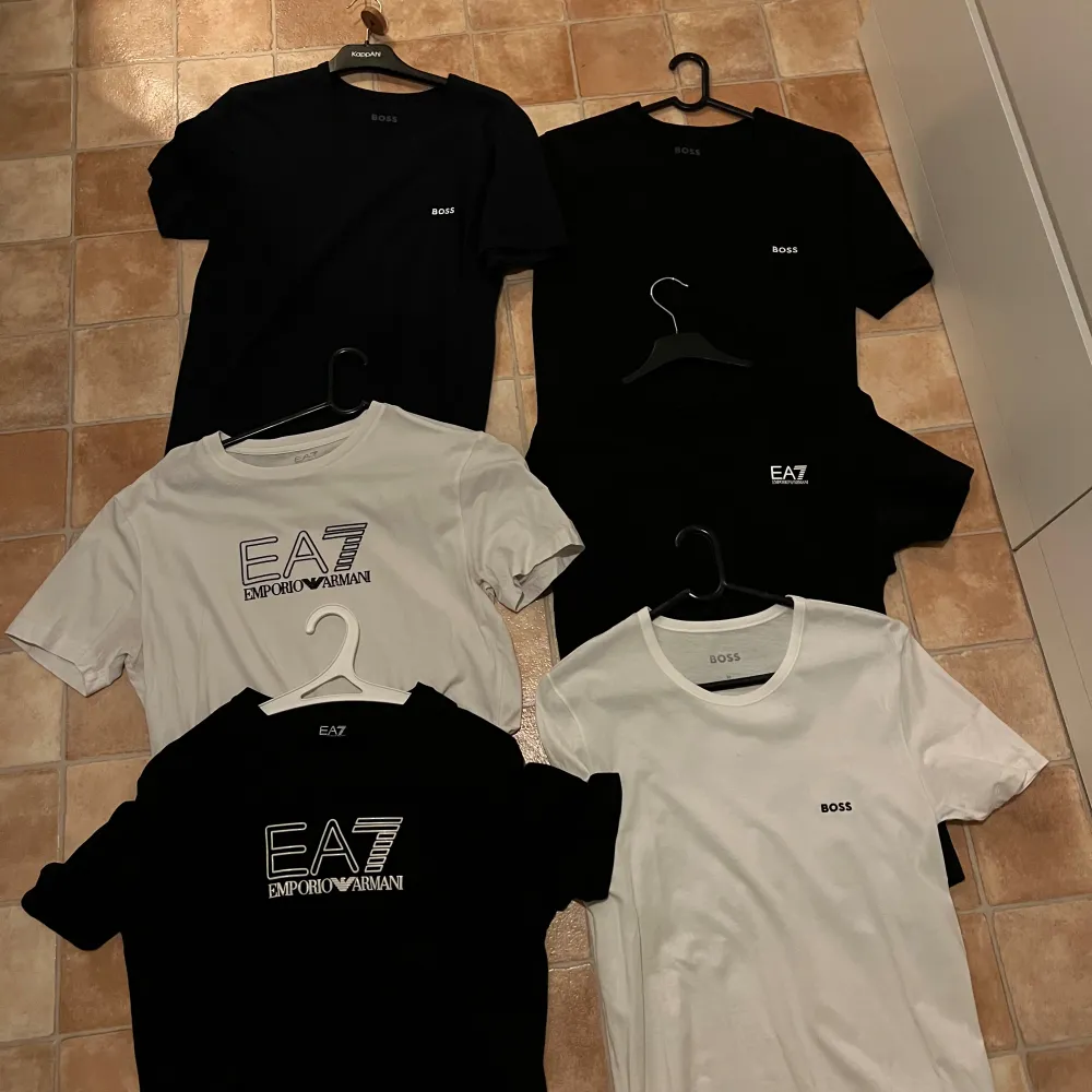 Några boss och Armani/ ea7 tröjor, blå, svart och vita tröjor. Boss är helt oanvända ea7 använt. Armani är S och boss är m. Pris diskuteras, Armani med litet märke såld . T-shirts.