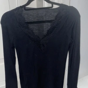 Svart intimissimi spetstopp - Jätte fin intimissimi topp med spets i storlek S, mjukt o stretchigt tyg. Säljer då den inte används🫶🏻