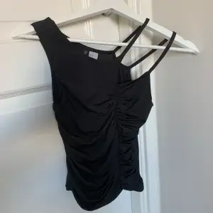 Helt ny svart off shoulder topp med scrunch från h&m, säljer då den inte används. Helt ny, endast testad 🙂 nypris är 99 - 149 kr , minns inte 