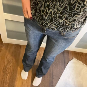 Bootcut-jeans - Så snygga vintage bootcut-jeans!   Storlek 34-34, skulle säga ca M/L! Hål är gjorda på insidan av byxorna för att kunna trä igenom skosnöre i midjan för att kunna dra åt. 