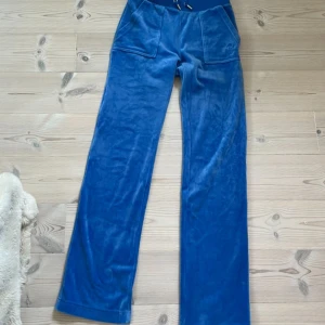  Juicy couture  - Säljer mina jätte snygga juicy couture i jätte bra kvalitet . Dom är knappt använda. Dom är i storlek xxs men passar mig som kan ha xs eller s. Nypris är runt 1200 och jag säljer dom för 300!!💗