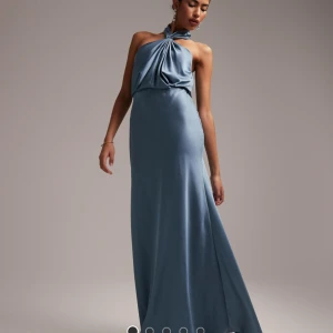 Balklänning  - Säljer min balklänning som bara är använd en gång, superfint skick💕 nypris 1570kr