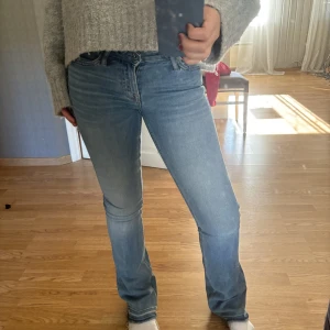 Low jeans - Midjemått 25 Low butcut jenas  Är 164💕