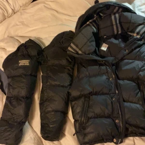 Burberry jacka - Snygg jacka mer det klassiska burberry monogrammet i luvan, den är i bra skick och riktig snygg tyvärr inte min stil längre. Vid fler bilder eller funderingar så är det bara att höra av sig :)