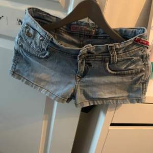 säljer dessa diwa jeans shorts i strlk 38 använda typ 2-3 gånger 