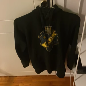 AIK hoodie - Säljer denna tvär feta aik hoodie då den e för liten för mig tyvärr! Skick:8/10 Lite smutsig men går nog bort i tvätten! 