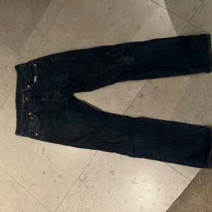 Levis 501 - Mörkblå Levis 501  Strlk W29 L30  Bra skick