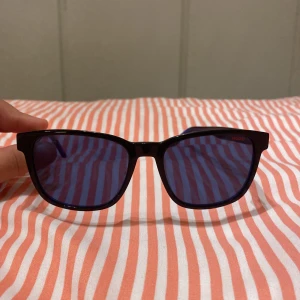 Hugo boss solglasögon  - Fick dem av en vän men använder inte dem så mycket men de är bra och snygga glajjer som är i bra kondition
