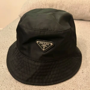 Prada Hatt - Helt ny och oanvänd Prada hatt Nypris: 6900 Mitt pris: 1649 