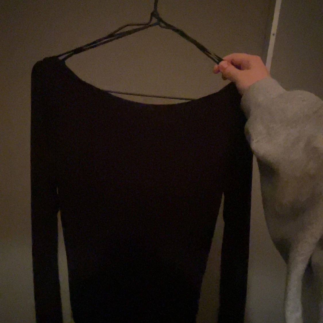Tajt svart tröja med öppenrygg - 90