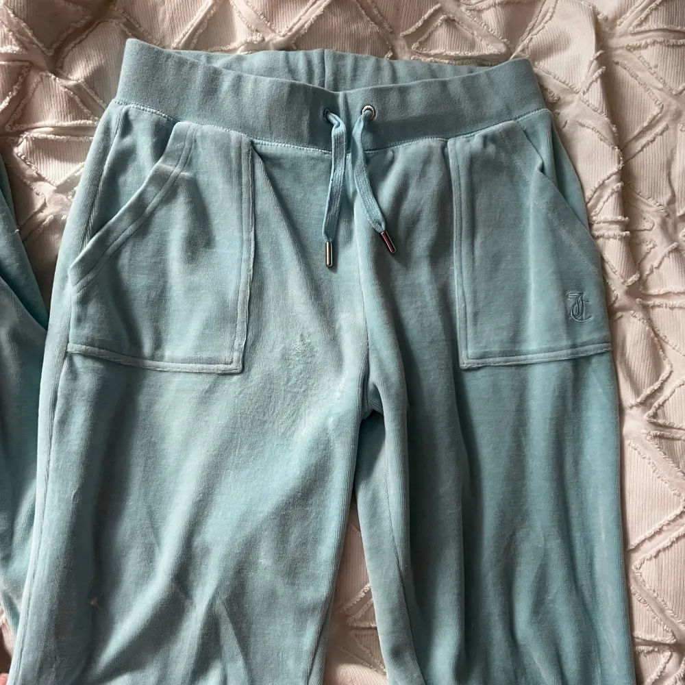 Säljer byxorna i stolek m i denna annons men säljer även hoodie i stolek s i en annan annons. Både byxorna och tröjan är använda fåtal gånger. Jeans & Byxor.