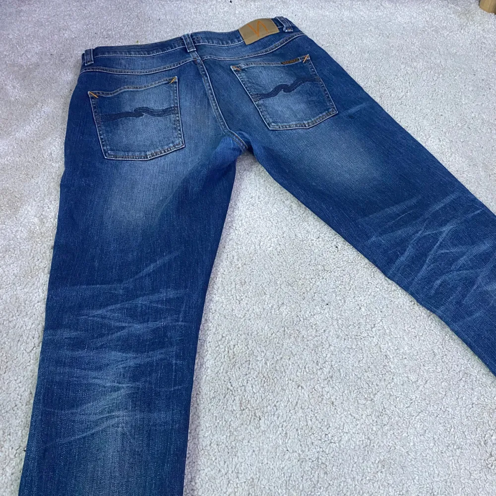 Nudie jeans med rkt fett tvätt. Modelen lean Dean, dem är i nyskick och har inga fläckar elelr hål. Passar mig som har vanligtvis har W 32 / L 32. Hör av dig vid minsta lilla intresse eller funderingar🍹. Jeans & Byxor.