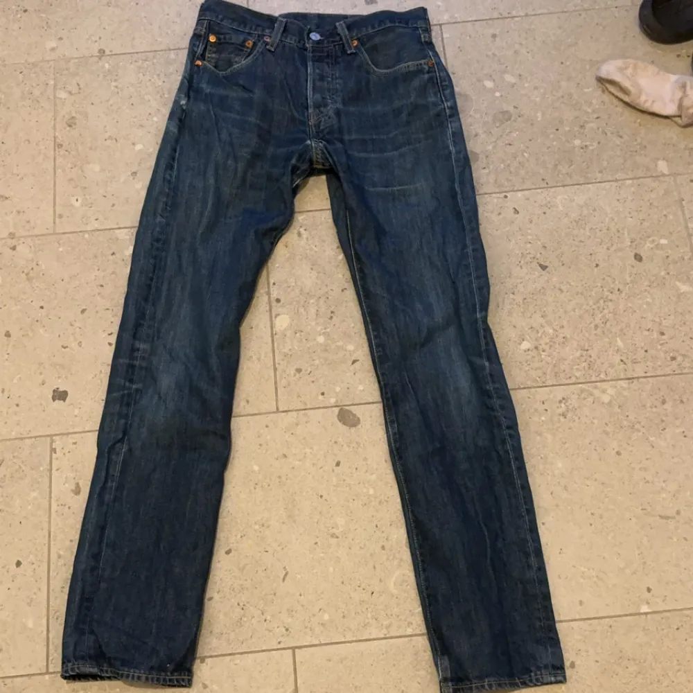 Använt ett tag men inte särskilt slitna  Levis 501or W28 L32. Jeans & Byxor.