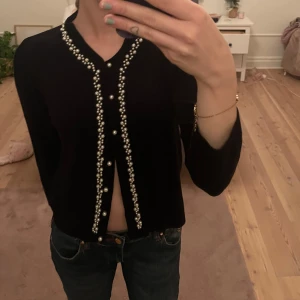 Zara kofta  - Jätte fin tröja ifrån zara med vita knappar runt om❤️ i topp skick! 