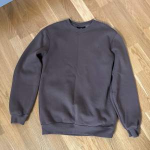 Super fin brun crewneck som endast är använd ett par gånger. Fortfarande i perfekt skick! Säljs då den ej kommer till användning!